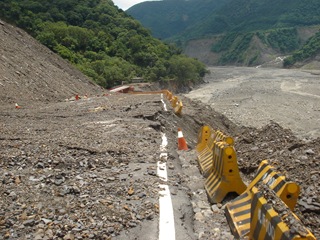 DSC08530削山便道謹容雙腳蹣跚前行