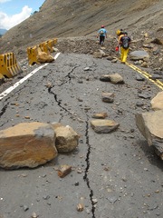 DSC08540落石裂路與步行上山看病之醫生