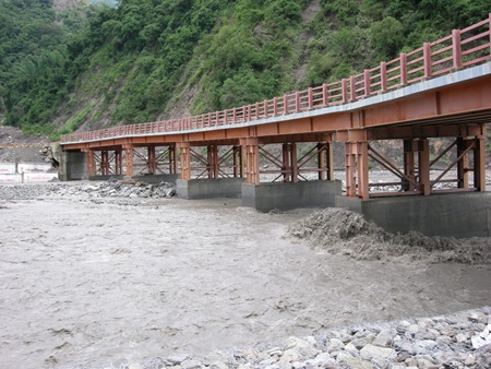 DSCN9953連接勤和往桃源里的樂農鋼便橋橋墩承受土石衝擊沖刷，結構需檢查