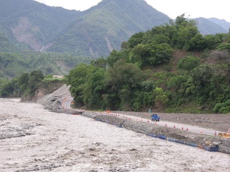 DSCN9958溪水幾乎慢上連外道路