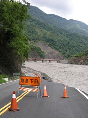 DSCN9971聯外便道被荖濃溪水侵蝕僅剩單線