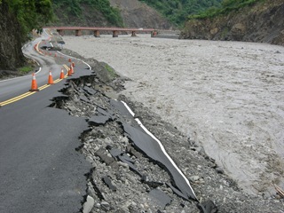 DSCN9974寸寸剝落的便道