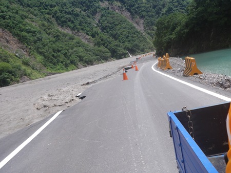 IMGP4452下了削山接往復興的河床通道也遭嚴重掏空侵蝕