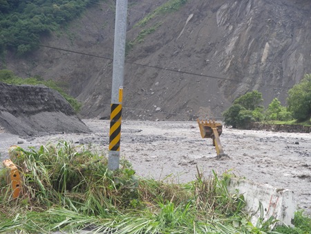 IMGP4466復興橋旁被水吞噬的300噸挖土機
