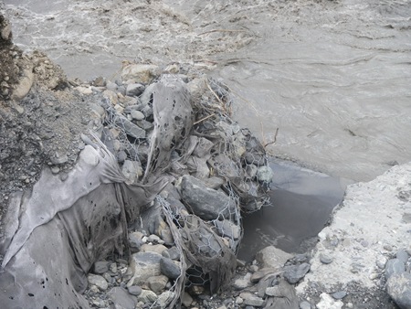 IMGP4471甫完工不久的蛇籠已經被水吞噬