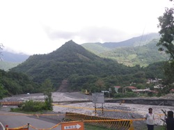 IMGP4501復興橋岌岌可危，保全拉起封鎖線
