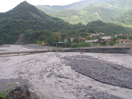 IMGP4502險被水吞噬的復興橋身與同河床齊高的的復興部落