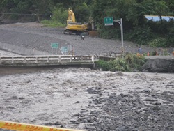 IMGP4503水就這樣衝擊橋身，不知何時會撐不住被沖斷