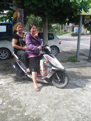 IMGP4541到雜貨店購買所須物品的復興村民