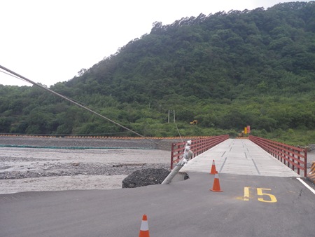 IMGP4546立在河床上搖搖欲墜的電線杆，及復興聯外走河床的便道