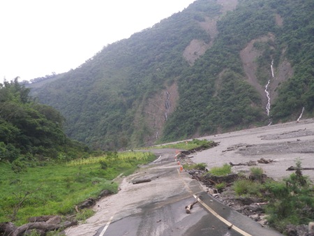 IMGP4577接往削山便道岌岌可危河床路是復興聯外便道