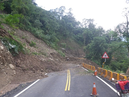 IMGP4591削山便道堆積土泥，需下山者僅能步行一個小時，走削山接山羊路去勤和