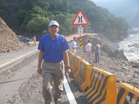 IMGP4650看我永續再發包工程：上山視察道路損傷情形的公路局桃園站長，得意地笑
