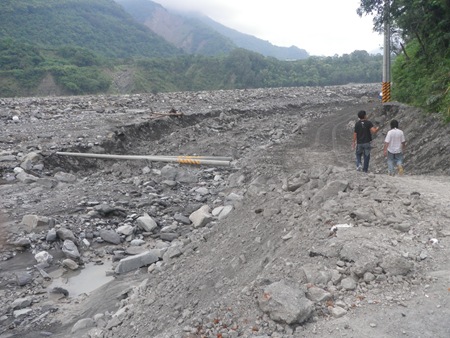 IMGP4684站在河床上的電線桿，已經造成復興以上斷電