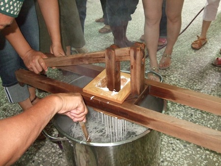 用傳統的米苔目製作機器製作芋頭米苔目