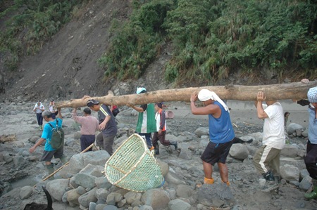 搭便橋渡河的年輕人