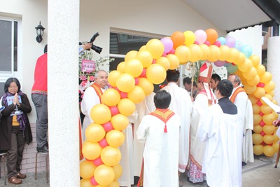 IMG_4951開啟聖堂的大門~主教將鑰匙交給本堂神父與教友代表，成為天主子民團聚祈禱奉獻見證與傳福音的地方