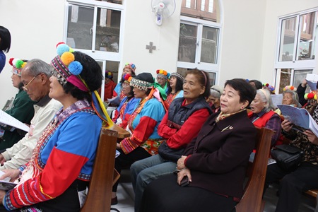 IMG_5011婦女以傳統服飾隆重參與落成禮