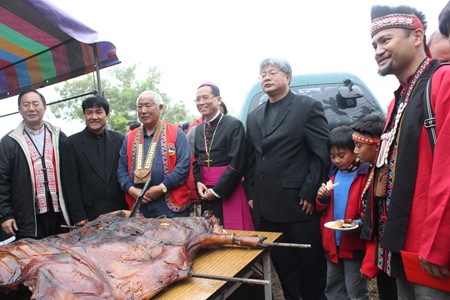 IMG_5065左二起，Umas牧師、武野仁老鄉長、嘉雲區林主教、汪議員、陳有福村長，一起見證鄒族烤全豬