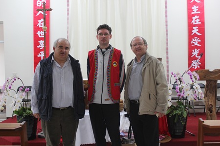 IMG_5073中立者為柏克偉神父，波蘭籍，負責阿里山鄒族七個堂區