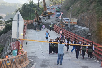 IMG_7616學生集體走過整修中的危橋對著來接的主任Kuso驚恐的樣子