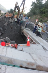 IMG_7627一早學生過橋時，復興里長與工地負責人在場注意安全問題