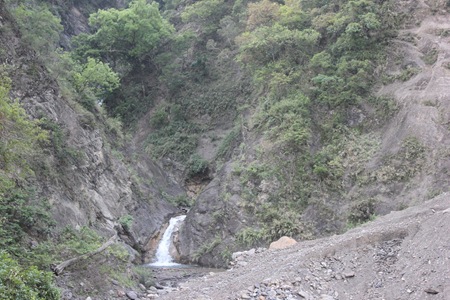 IMG_7630風災前這邊在下雨後就形成瀑布深潭，出水量大