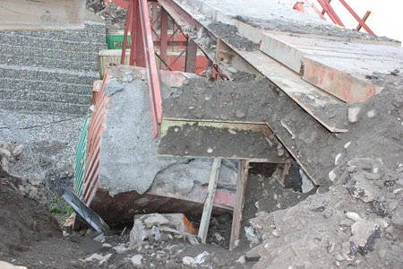 IMG_7634罪魁禍首在於這兩個水泥貨櫃已經鬆動