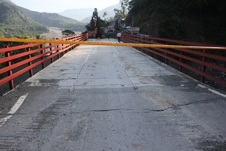 IMG_7637鋼便橋未斷裂的另一端橋基也出現撕裂痕