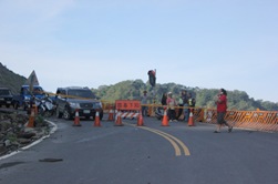 IMG_7638本應上山打工的族人望橋興嘆，今天要休息啦