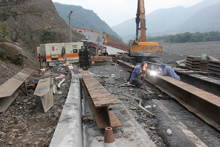 IMG_7691暫時封鎖橋面加緊焊接趕工