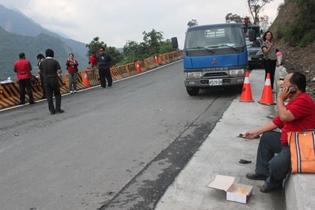 IMG_7692開完會打算下山的公所與市府人員著急與外界聯絡