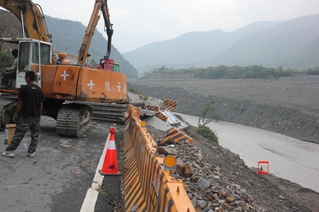 IMG_7696右下側的紅色記號處是徒手下去探路的公所人員