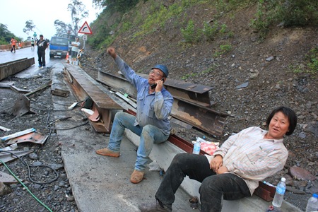 IMG_7720終於完成行人暫行的鐵板橋面，工人說：拍我，是我完成的