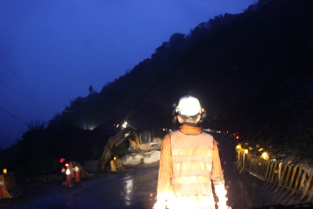 IMG_7737入夜已經下雨仍在趕工的施工人員