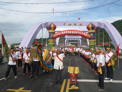 2010年6月甲仙大橋通車典禮，各陣頭競相鬥鬧熱