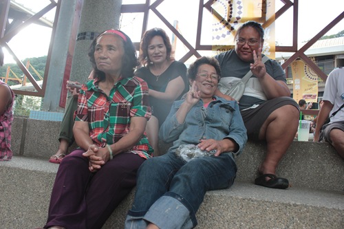 IMG_4639住在桃源的Cina、Hudas和國中的素華老師都饒有趣味地來觀賞