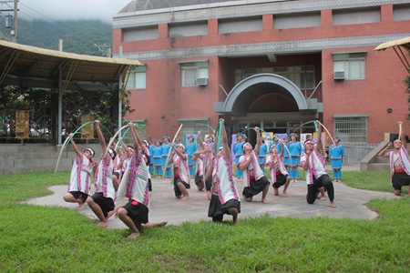 IMG_4667Batu-Hamit獵人的孩子，把弓拿得很自然