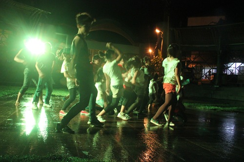 IMG_5010意猶未盡，學生們突然無預警爆發，也不管仍再下雨就著上存的燈光再舞一次