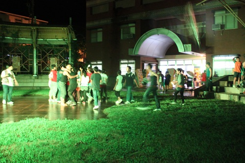 IMG_5051觀眾都已經散去，孩子們仍依依不捨與老師們惜別