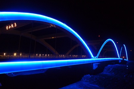 全台灣最大座的LED燈橋，夜晚的美麗光芒