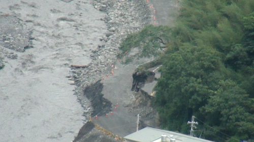 通往桃源國中的溪底便道部份沖刷～只能容納機車通行！