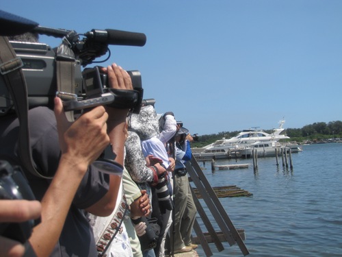 為了迎接拜訪號獨木舟,安平港海邊聚集了許多人拍照