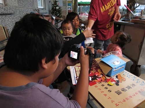 tjiku老師送的二手相機,大家都喜歡讓我拍照