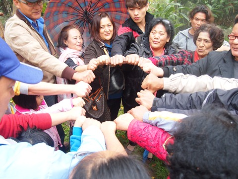 PB185052為剛種植的小樹苗祈福