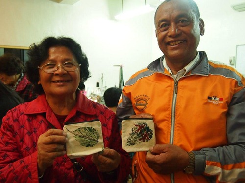 廣受族人敬重的的長老Tama Halilu夫婦，難得地享受一場輕鬆的部落營造體驗之旅。照片中是兩人在大鳥部落DIY的成果