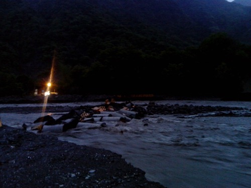 早晨五點多，復興拉庫斯溪涵管便道斷絕，對面是過不了橋的車燈(謝傳福攝)