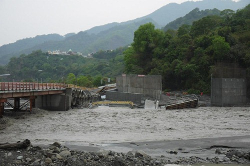 樂農橋僅准許小型車通行以維安全(劉行建攝)