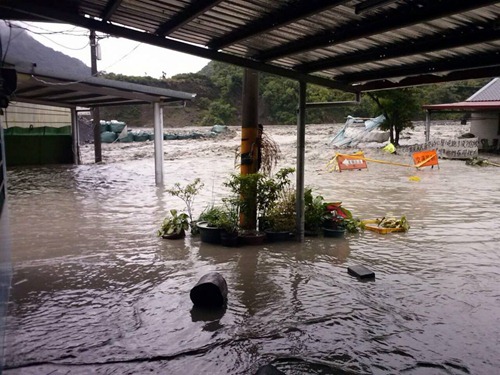 今天桃源復興部落再度被水沖進村莊，淹掉三間房子，族人Jhih Ciou HU拍攝