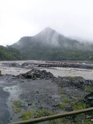 拉庫斯溪涵管便橋封橋，拉芙蘭與梅山多少紅肉李農擔心果子無法外運影響收成。Ju Ping Du拍攝。
